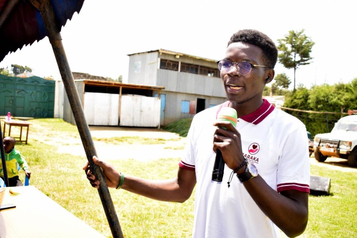 Volunteer sharing stories